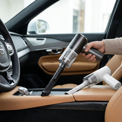 Mano limpiando el interior de un coche con el aspirador inalámbrico CleanDriver