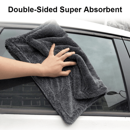 Mano limpiando la ventanilla de un coche con el paño de microfibra de doble cara y máxima absorción